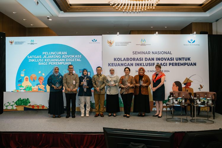 Deputi Bidang Koordinasi Ekonomi Makro dan Keuangan Kemenko Perekonomian Ferry Irawan bersama pemangku kepentingan terkait saat menghadiri peluncuran Satgas Jejaring Advokasi Inklusi Keuangan Digital Perempuan dalam Seminar Nasional ?Kolaborasi dan Inovasi untuk Keuangan Inklusif bagi Perempuan? di Jakarta, Rabu (13/11/2024).