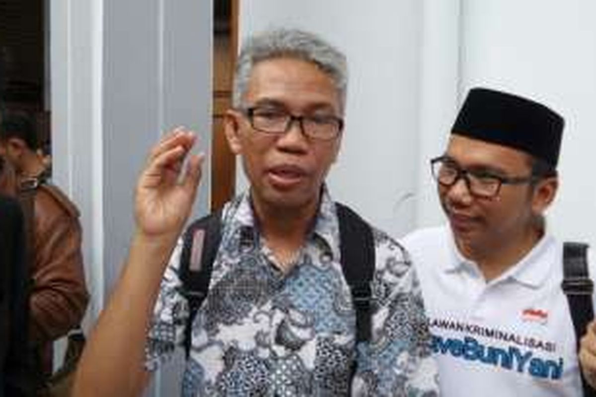 Tersangka kasus dugaan pencemaran nama baik dan penghasutan terkait SARA, Buni Yani, di Pengadilan Negeri Jakarta Selatan, Selasa (13/12/2016). Buni mengajukan permohonan praperadilan atas penetapan statusnya sebagai tersangka.