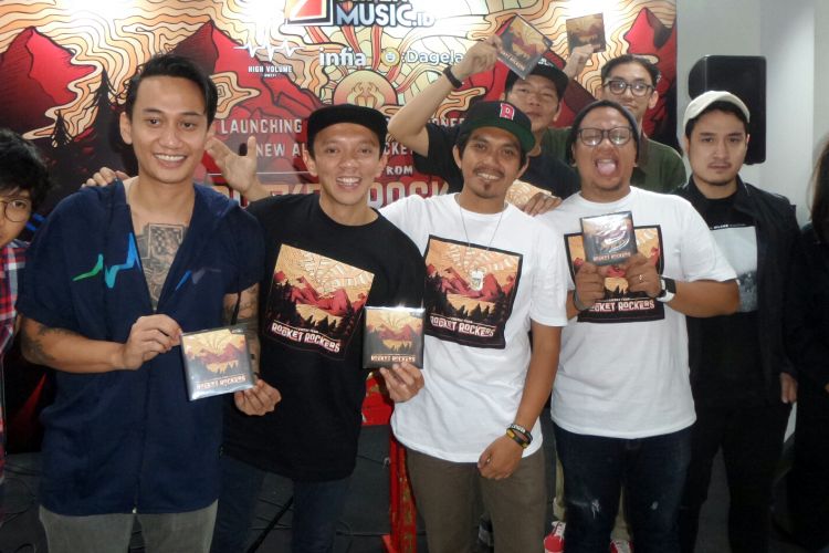 Grup band Rocket Rockers bersama grup band yang terlibat dalam album Cheers From Rocket Rockers saat jumpa pers di kawasan Tebet, Jakarta Selatan, Rabu (18/10/2017). 