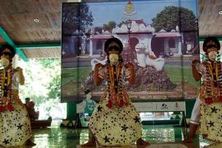 Penari memperagakan tarian topeng panji dalam kolaborasi bersama tarian khas Tiongkok yakni Bian Lian, di Keraton Kasepuhan Cirebon, di Kota Cirebon, Jawa Barat, Selasa (7/6/2016). Untuk pertama kali, tarian yang merupakan rahasia budaya Tiongkok itu dipadukan dengan kesenian tradisional Cirebon yang berusia ratusan tahun.