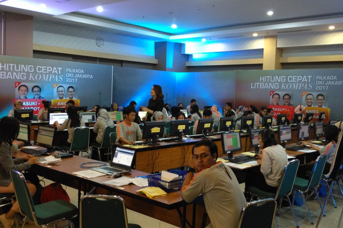 Suasana Pusat Data Hitung Cepat Litbang Kompas di gedung Kompas Gramedia Palmerah, Jakarta Pusat, Rabu (19/4/2017). Litbang Kompas kembali melaksanakan hitung cepat untuk Pilkada DKI Jakarta putaran kedua.