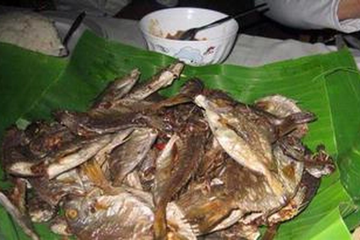Ikan cara goreng. Sebagai lauk makan nasi, ikan cara lezat disantap dengan sambal tomat racikan dabu-dabu. Menu jus pisang yakni campuran antara pisang hijau dan pisang kepok cocok juga untuk santapan khas Labuan Bajo, Manggarai Barat, NTT ini. 