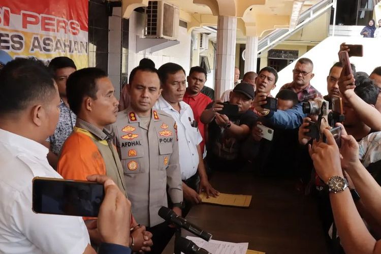 Polres Asahan  memaparkan kasus pelatih renang pria, tendang kemaluan pelatih renang wanita hingga pingsan, Selasa (6/8/2024)
