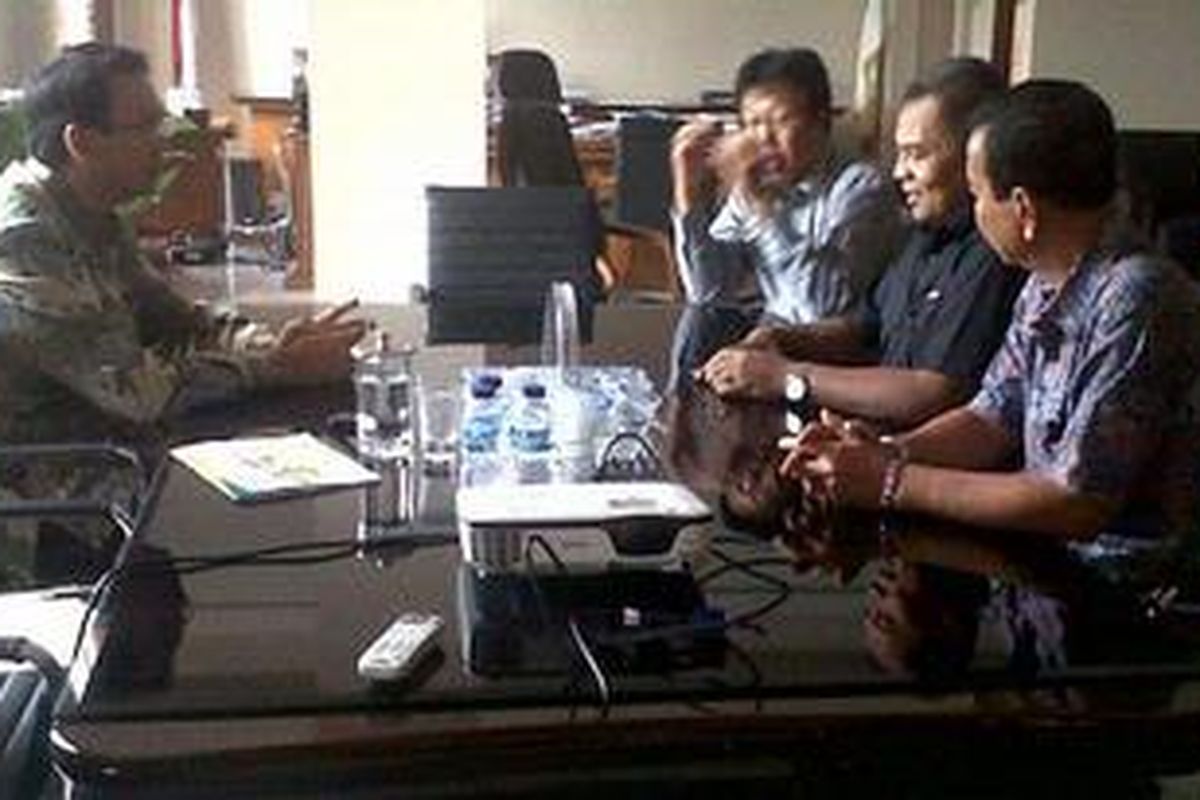 Wakil Gubernur DKI Jakarta Basuki Tjahaja Purnama (kiri) saat bertemu dengan perwakilan Asosiasi Pedagang Mie dan Bakso (Apmiso) di ruang kerjanya, gedung Balai Agung, Balaikota Jakarta, Jumat (14/12/2012). Pertemuan ini untuk menuntaskan isu beredarnya bakso oplosan daging babi di wilayah Jakarta.