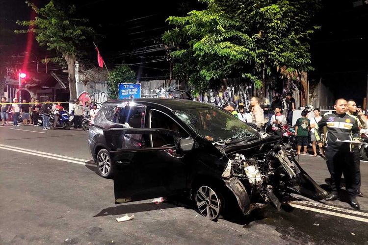 Expander yang dikemudikan pelajar ringsek setelah menabrak rumah di Jalan Aultan Agung, Kota Yogyakarta, Selasa (19/12/2023)