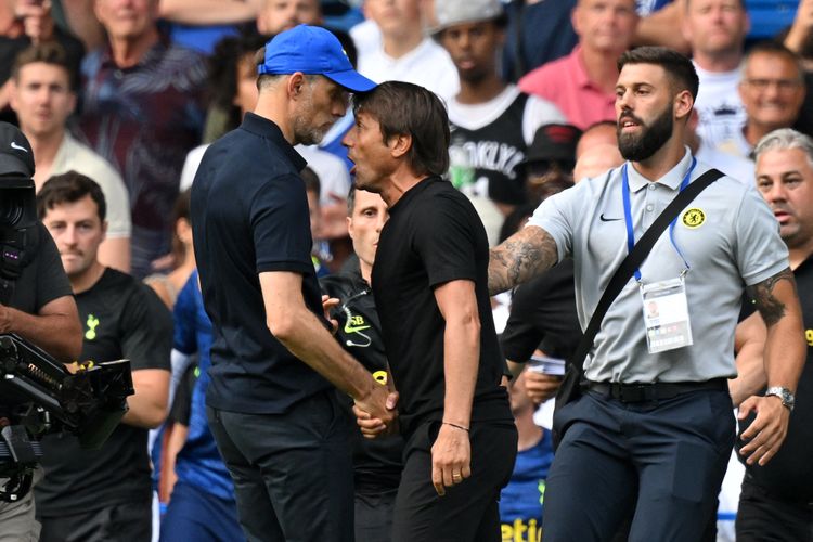 Pelatih Tottenham Hotspur Antonio Conte (kanan) dan pelatih Chelsea Thomas Tuchel (kiri) berjabat tangan, lalu bentrok setelah pertandingan Liga Inggris antara Chelsea vs Tottenham Hotspur di Stamford Bridge di London pada 14 Agustus 2022. - Pertandingan selesai 2-2.