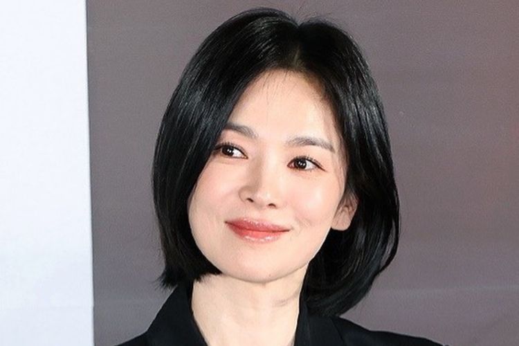 Song Hye Kyo tampil dengan gaya rambut side part bob.