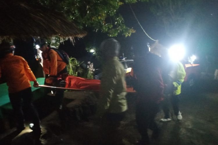 Proses evakuasi pendaki perempuan di Gunung Sanghyang, Kabupaten Tabanan, Sabtu (1/11/2025) tengah malam. 