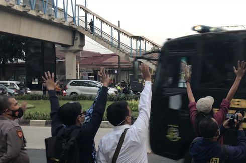 Tinggalkan PN Jaktim Naik Bus, Rizieq Senyum lalu Lambaikan Tangan dan Beri Jempol