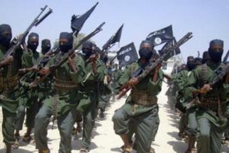 Militan Al Shabab memiliki kaitan dengan al-Qaida melawan pemerintah Somalia dukungan PBB.