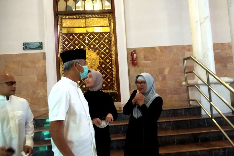 Gubernur Jawa Tengah Ganjar Pranowo usai shalat tarawih di Masjid Ar Rahman, Kota Blitar, Sabtu (16/4/2022)
