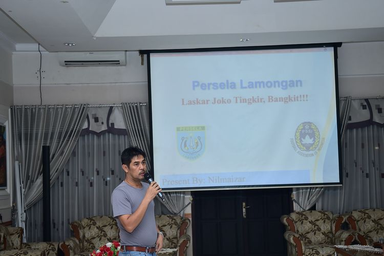 Nil Maizar saat memberikan paparan dihadapan jajaran manajemen Persela di guest house Pemkab Lamongan, Rabu (3/7/2019) malam.