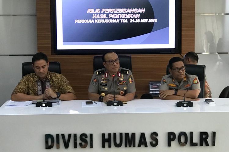 Direktur Kriminal Umum Polda Metro Jaya Kombes Suyudi Ario Seto (paling kiri) saat konferensi pers di Gedung Humas Mabes Polri, Jakarta Selatan, Jumat (5/7/2019).