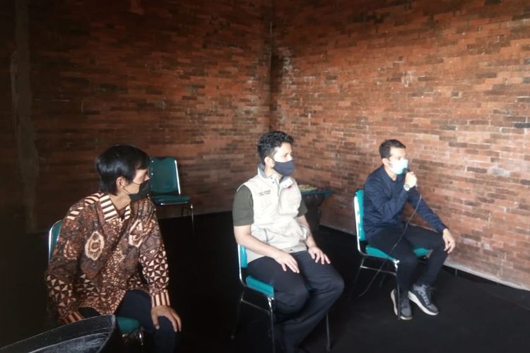 Wakil Gubernur Jawa Timur, Emil Dardak dan Anggota DPRD, Adam Rusydi saat melakukan tanya jawab dalam pengawalan bansos provinsi.