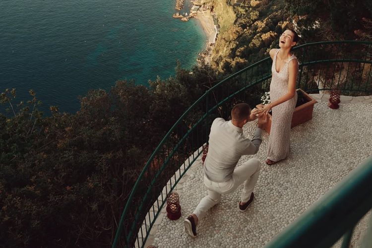 Potret Maarten Paes melamar kekasihnya, supermodel Luna Bijl, di Italia.