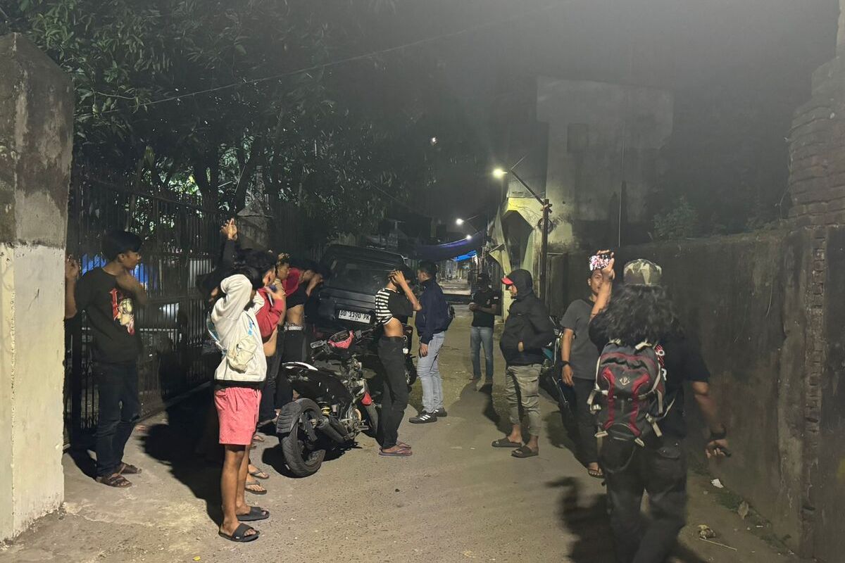 Belasan warga yang diamankan saat Pesta miras tradisional jenis ballo di kawasan Jalan Abdullah Dg Sirua, Kecamatan Panakkukang, Kota Makassar, Sulawesi Selatan (Sulsel), pada Kamis (15/8/2024) dini hari.