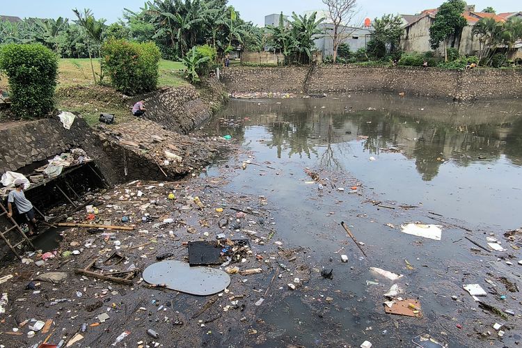 Banjir di Graha Raya Surut, Sampah Sempat Sumbat Saluran Air