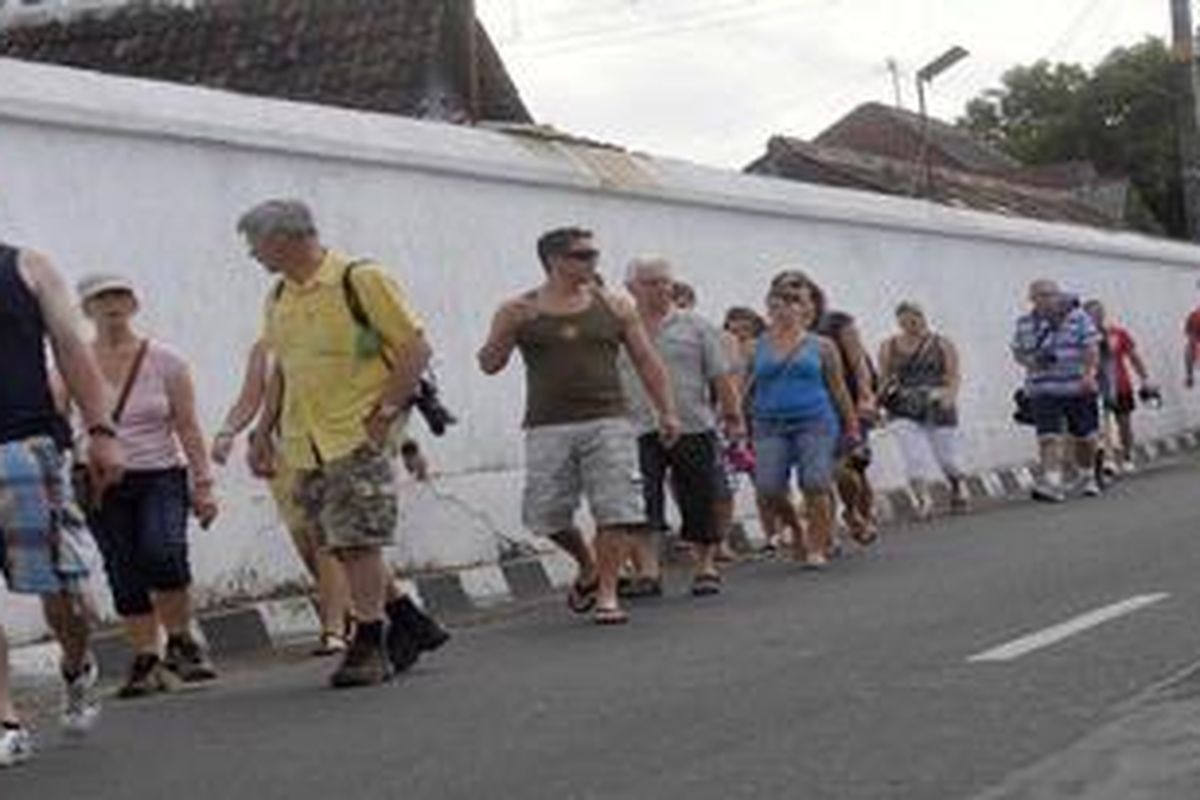 Kunjungan Wisatawan Asing ke Yogyakarta - Wisatawan asing berjalan kaki menuju obyek wisata Taman Sari, Yogyakarta, Jumat (29/7/2011). Kunjungan ke Taman Sari dan Keraton Yogyakarta yang berada di dekatnya menjadi salah satu agenda yang jarang dilewatkan wisatawan asing saat berwisata di Yogyakarta.