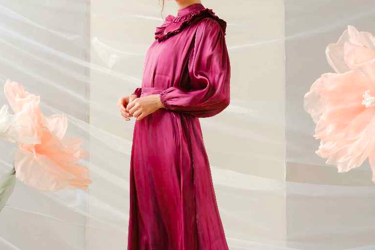 Gamis shimmer Qeezya Shimmer Maxidress dari merek Mayoutfit, model gamis Lebaran