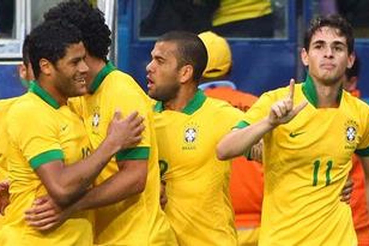 Gelandang Brasil, Oscar (kanan), bersama rekan-rekannya merayakan golnya ke gawang Perancis pada laga persahabatan di Gremio Arena, Minggu atau Senin (10/6/2013) dini hari WIB. Brasil menang 2-0 pada laga ini dan satu gol lagi dicetak Hernanes.