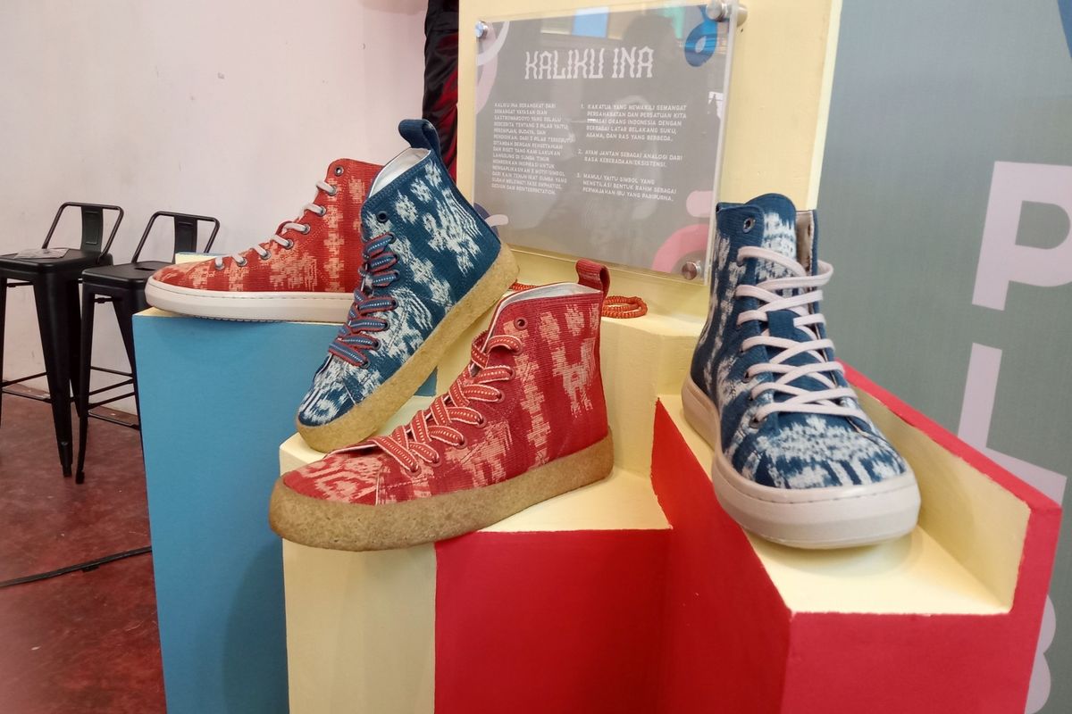 Pameran koleksi sneaker kolaborasi Brodo x Dian Sastrowardoyo di M Bloc Space, Jakarta Selatan, Minggu (27/3/2022).