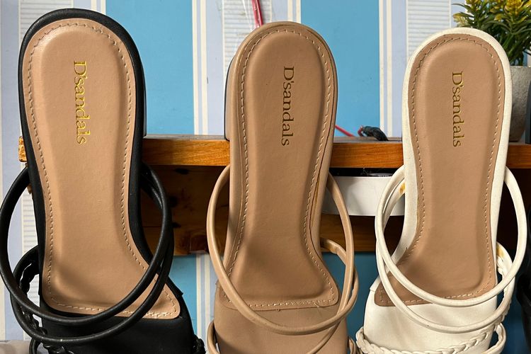Produk sandal produksi D?Sandals Store yang dirintis oleh Sonny Agustina. 