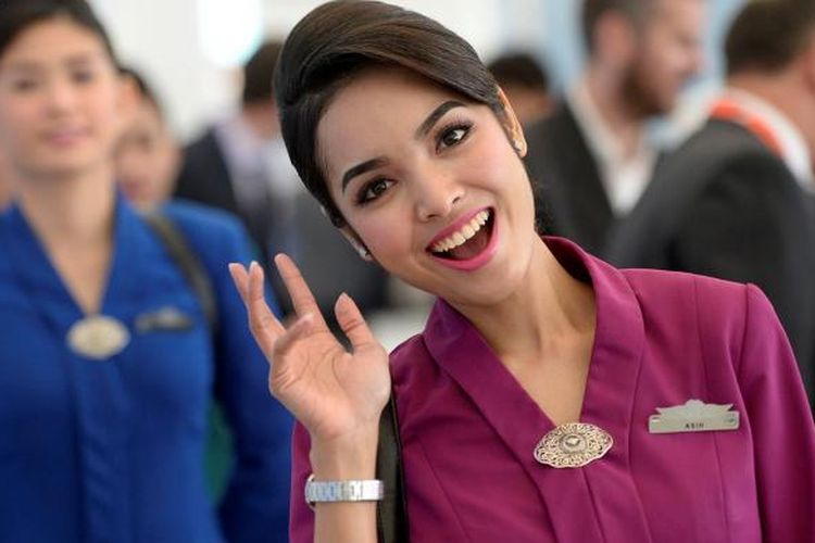 Garuda Indonesia Raih World Best Cabin Staff - Para pramugari Garuda Indonesia melakukan performer usai menerima penghargaan Worldâ??s Best Cabin Staff dari Skytrax yang berbarengan dengan ajang pameran kedirgantaraan Farnborough Air Show 2016 di Farnborough, Inggris, Selasa (12/7). Penghargaan ini merupakan yang ketiga kalinya bagi Garuda Indonesia.
Kompas/Wawan H Prabowo