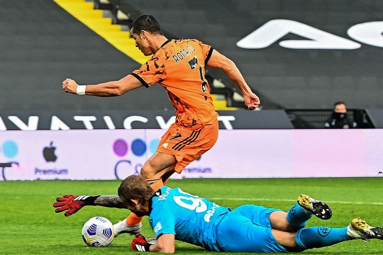 Striker Juventus Cristiano Ronaldo (tengah) menembak dan mencetak gol melewati kiper Spezia Ivan Provedel dalam pertandingan Serie A antara Spezia vs Juventus di Stadion Dino Manuzzi di Cesena pada 1 November 2020.