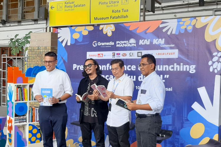 Peluncuran Kegiatan Baca Buku di KRL di Stasiun Jakarta Kota, Jumat (23/2/2024)