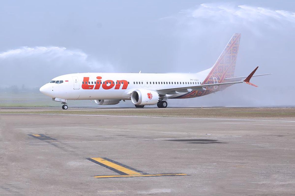 Tradisi water salute menyambut kedatangan pesawat baru B737 MAX 8 Lion Air di Bandara Soekarno-Hatta, Selasa (4/7/2017).