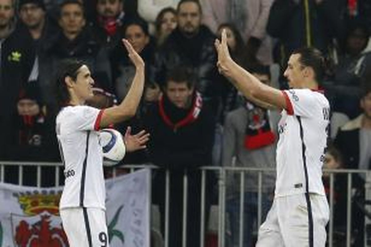 Striker Paris Saint-Germain asal Swedia, Zlatan Ibrahimovic (kanan), melakukan selebrasi bersama striker asal Uruguay, Edinson Cavani, setelah mencetak gol ke gawang Nice pada lanjutan Ligue 1 di Allianz Riviera, Jumat (4/12/2015).