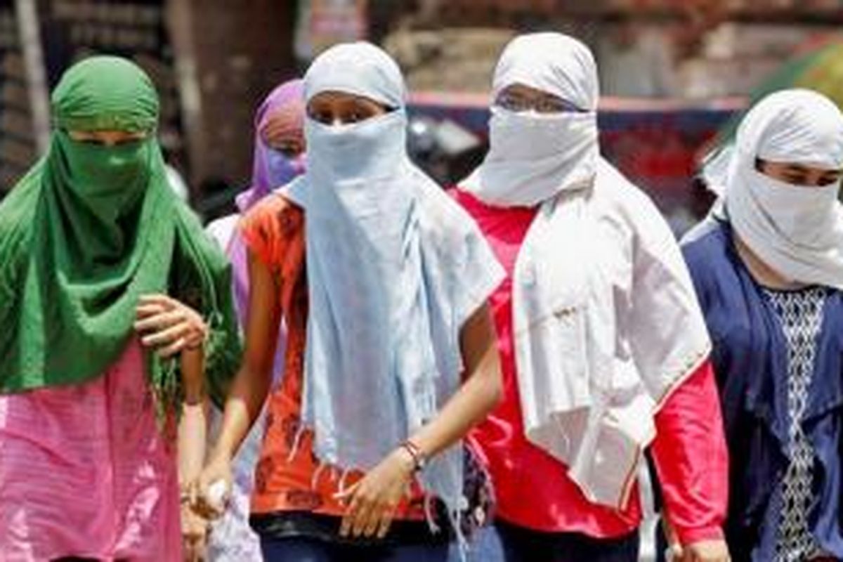 Serangan cuaca panas di India akhir Mei 2015. Para gadis menutup wajah, berlindung dari sengatan matahari di Kota Allahabad, 29 Mei 2015. Cuaca panas di India menewaskan sekurangnya 1.371 orang. Suhu lebih dari 47 derajat celsius. Menurut Badan Atmosfer dan Kelautan Nasional AS (NOAA), pertengahan tahun 2015 adalah tahun terpanas sejak 1880. Sejumlah pemimpin spiritual menyoroti pentingnya spiritualitas umat menjangkau pada persoalan perubahan iklim