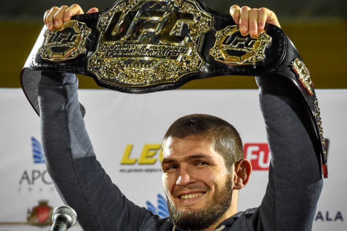 Petarung UFC asal Rusia, Khabib Nurmagomedov, saat memamerkan sabuk juara kelas ringan miliknya.