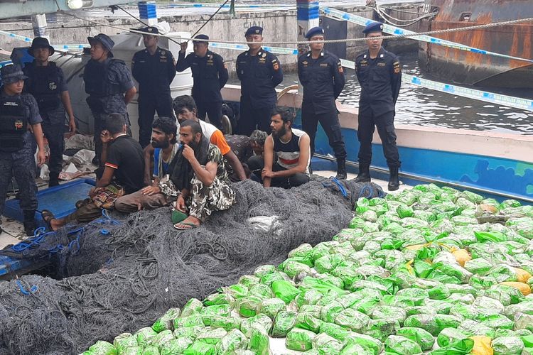 BNN Gagalkan Penyelundupan 309 Bungkus Sabu di Samudra Hindiq, 8 ABK Asal Iran Diamankan