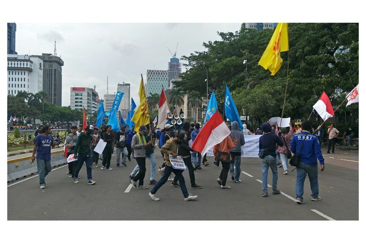 Massa buruh bubarkan diri di Patung Kuda, Jalan Merdeka Barat, Jakarta Pusat, Selasa (20/10/2020).