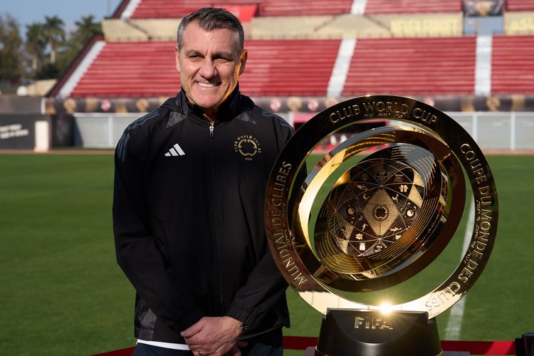 Christian Vieri, Legenda FIFA, berpose untuk foto dengan Trofi Piala Dunia Antarklub 2025 di Stadion El Titsh selama Tur Trofi Piala Dunia Antarklub FIFA: Al Ahly - Hari 1 pada 13 Februari 2025 di Kairo, Mesir.