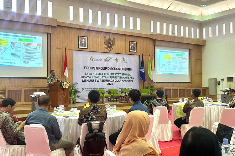 Dirjenbun Andi Nur Alam Syah menjelaskan soal kebijakan Pengembangan Tebu Rakyat di UGM, Selasa (2/7/2024).