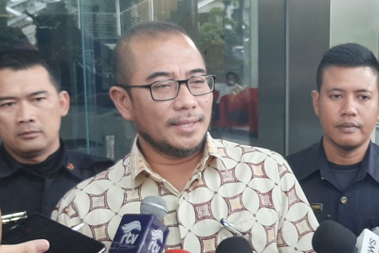 Komisioner KPU Hasyim Asyari memberi keterangan setelah diperiksa di Gedung Merah Putih KPK, Jumat (24/1/2020).