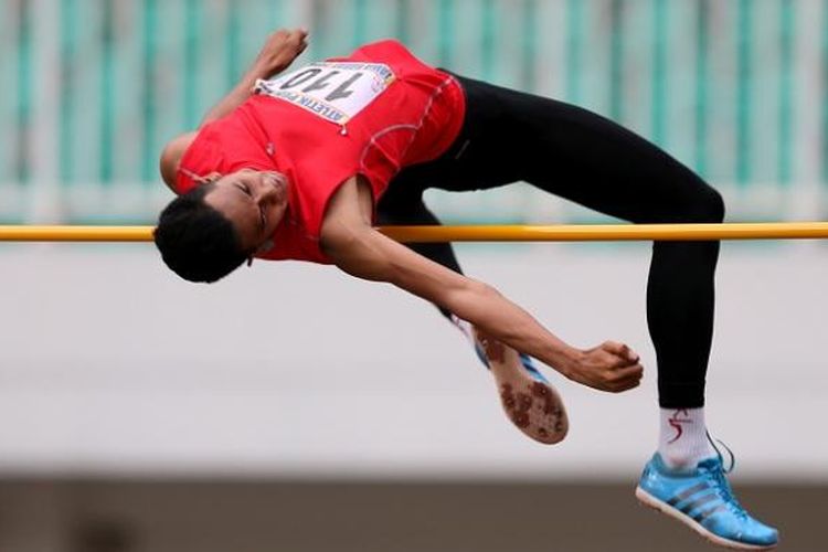 Atlet lompat tinggi putra asal DKI Jakarta, Rizky Ghusyafa, bertanding pada final lompat tinggi putra di PON XIX di Stadion Pakansari, Cibinong, Jawa Barat, Minggu (25/9/2016).  Ia meraih emas dengan tinggi lompatan 2.08 meter.