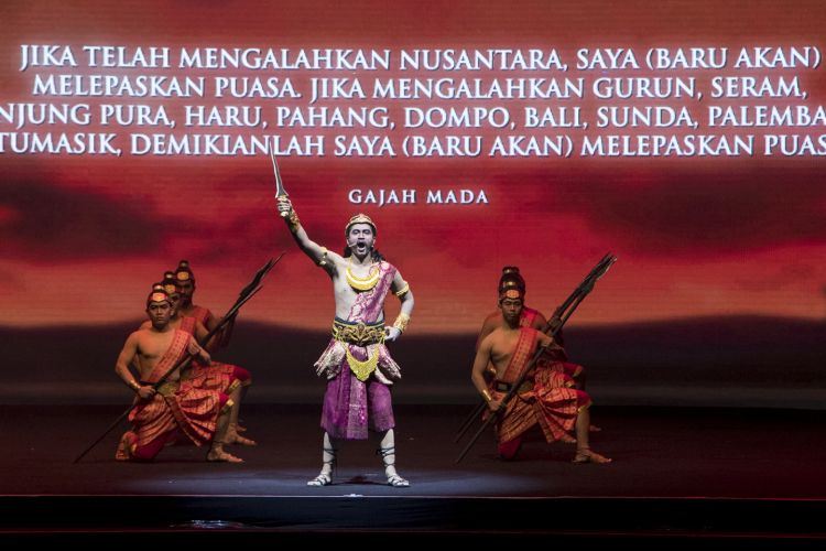 Gambaran tentang perjalanan Indonesia dipentaskan secara kolosal berbentuk drama, tari, dan musik di Marina Convention Center Semarang, Selasa (25/9/2018) malam. Pentas bertema Jejak Kirana Nusantara ini menjadi kegiatan Nation Building 2018, yakni program pembekalan soft skills untuk para penerima Djarum Beasiswa Plus yang digelar oleh Djarum Foundation.