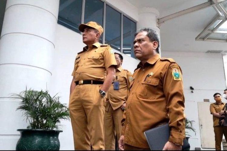 Gubernur Sumatra Utara Edy Rahmayadi mengusir massa yang meramaikan kantor gubernur jelang pertemuan antara Gubernur Edy Rahmayadi dengan Bupati Padang Lawas (Palas) Ali Sutan Harahap (TSO) dengan Plt Bupati Palas Ahmad Zarnawi Pasaribu, Senin (6/2/2023). 