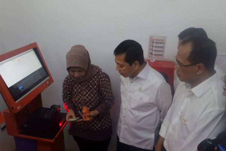 Menteri Perhubungan Budi Karya dan Ketua DPR RI  Setya Novanto meninjau arus mudik lebaran di Stasiun Senen, Jakarta Pusat, Kamis (21/6/2017)