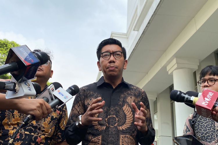 Indonesia Corruption Watch (ICW) serta Pusat Studi Hukum dan Kebijakan Indonesia (PSHK) menyambangi Deputi V Kantor Staf Presiden (KSP) di Kompleks Istana Kepresidenan, Jakarta Pusat, Senin (20/5/2024). 