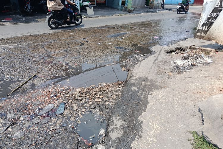 Jalan Kemuning Bekasi Rusak dan Tergenang, Warga Keluhkan Cipratan Air-Bau Menyengat