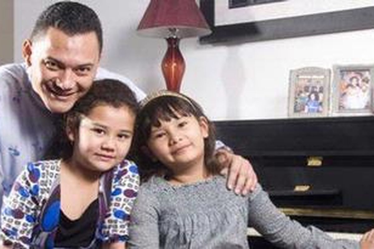 Foto kenangan almarhum Adjie Massaid,  beserta kedua putrinya.