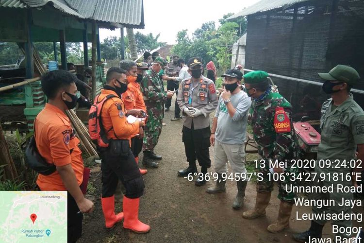 Petugas gabungan berhasil menemukan dan mengevakuasi satu warga Kampung Legok Pesar RT 05/05 Desa Wangun Jaya Kecamatan Leuwisadeng, Kabupaten Bogor, Jawa Barat, yang tertimbun material longsor pada Rabu (13/5/2020).