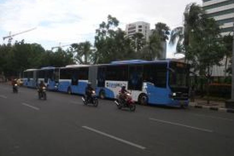 Dua unit bus transjakarta merek Scania yang mulai diuji coba beroperasi jalan raya, Selasa (14/7/2015)
