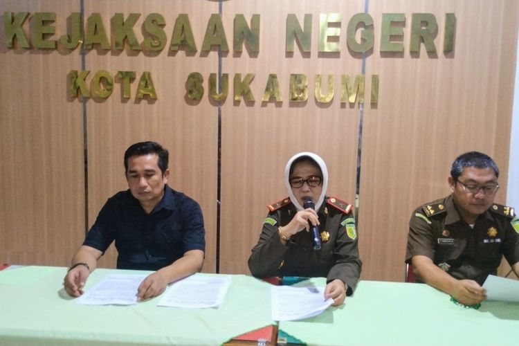 Kepala Kejari Kota Sukabumi, Ganora Zarina (tengah) saat konferensi pers di Sukabumi, Jawa Barat, Rabu (4/12/2019).