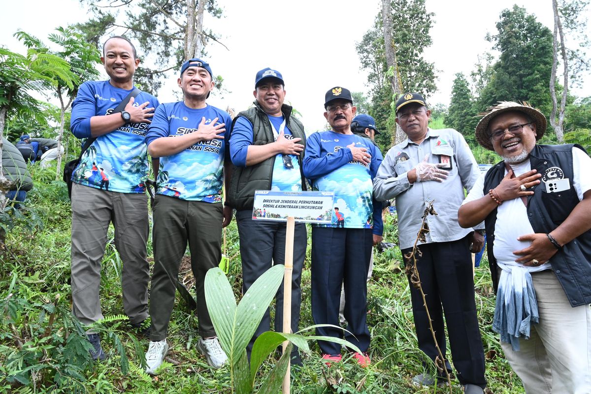 Corporate Secretary PT Pertamina (Persero) Brahmantya S. Poerwadi, Direktur Jenderal Perhutanan Sosial dan Kemitraan Lingkungan KLHK Dr. Ir. Mahfudz, M.P serta Wakil Bupati Karangasem, Dr. I Wayan Arth bersinergi melakukan pe­nanaman pohon di Desa Besakih, kaki Gunung Agung, Bali, pada Senin (09/09/2024).