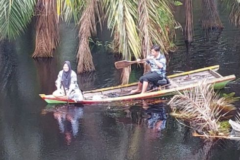 Warga di Pelalawan Pakai Sampan ke TPS karena Banjir 